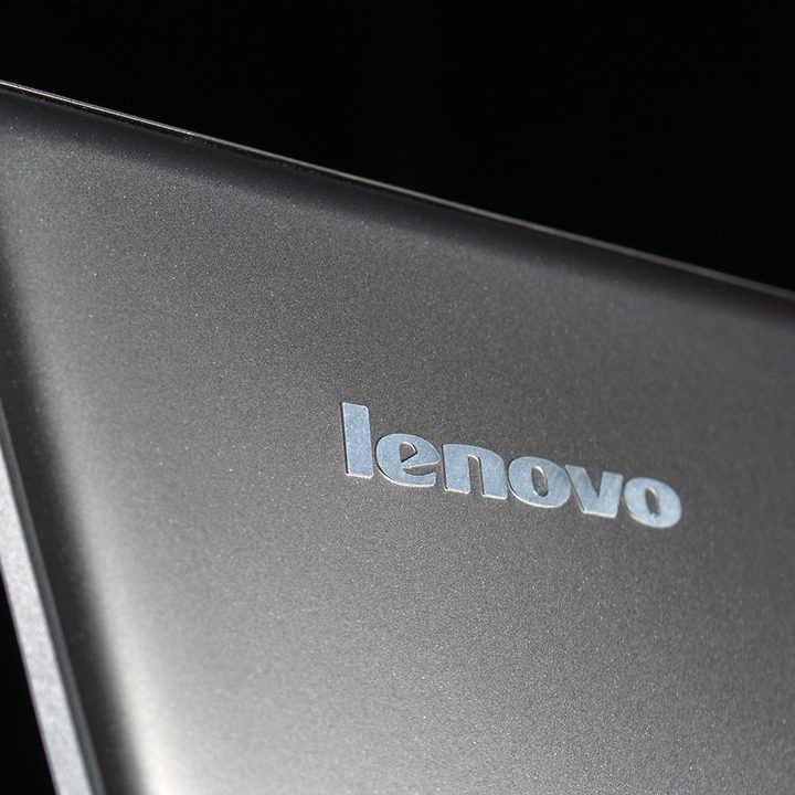 Lenovo Yoga 13 review lid macro