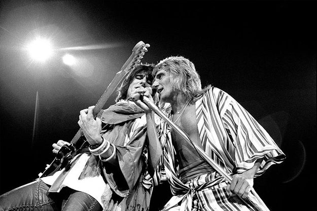 Ronnie Wood and Rod Stewart, Honolulu 1975 © Robert M. Knight