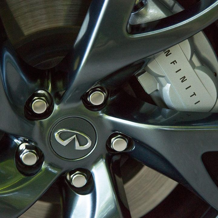 2014 Infiniti Q50S wheel macro