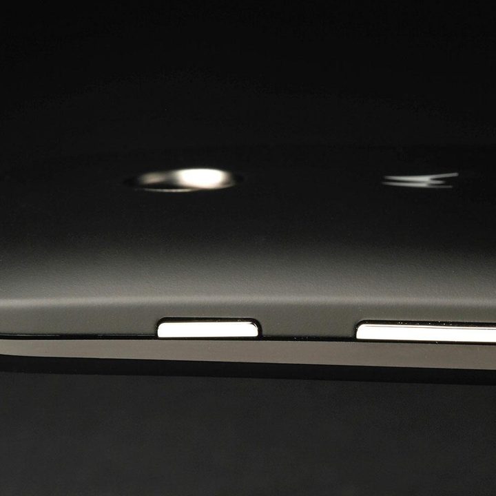 Motorola Moto E side buttons