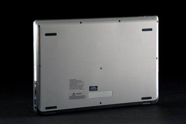 Toshiba Satellite Radius P55W bottom