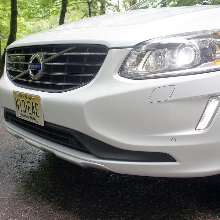 2015 Volvo XC60 front grill angle