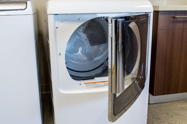 GE dryer GTDS820EDWS door open