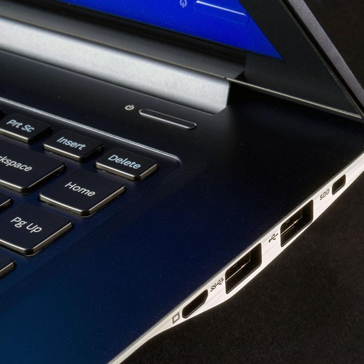 Samsung ATIV Book 9 right ports