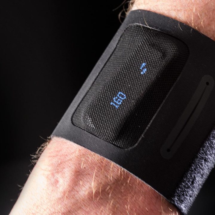 Fitbit One review fitnes band wrist