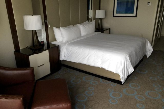 marriott-marquis-guestroom