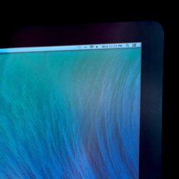 Apple iMac 2014 top screen corner