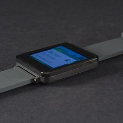 LG G Smartwatch face angle 2