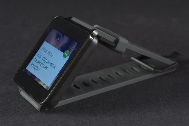 LG G Smartwatch full angle