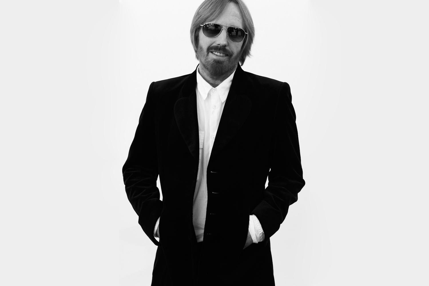 TOM-PETTY-_-B&W-HANDS-IN-POCKETS-SHOT