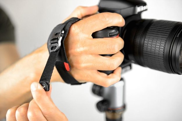 The Clutch strap features a quick fastening and loosening mechanism.