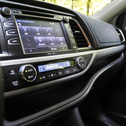 2014 Toyota Highlander XLE center console screen