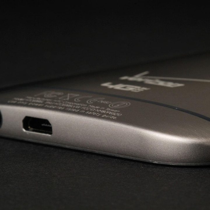 HTC ONE M8 Windows back ports