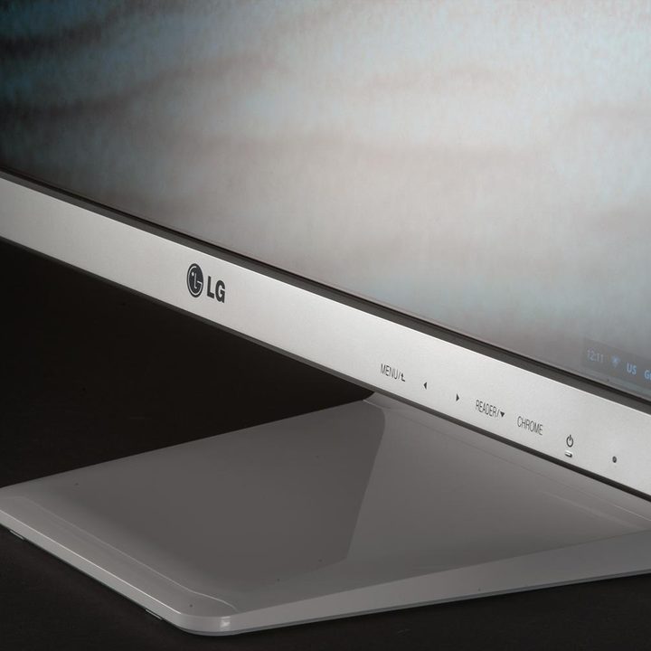LG 22CV241 Chromebase review front macro angle