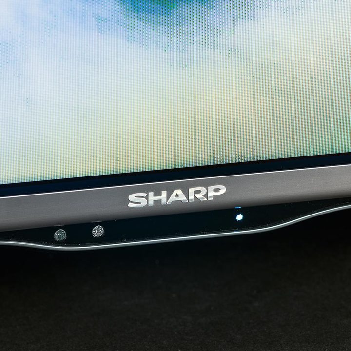 Sharp LC-60UQ17U review logo macro