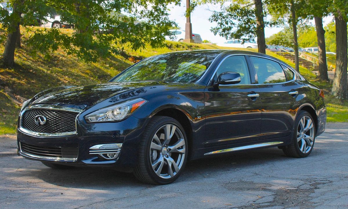 2015 Infiniti Q70 front left angle