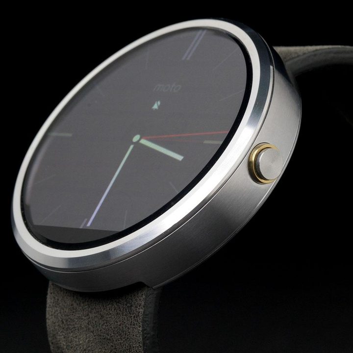 Moto 360 Watch face angle 4