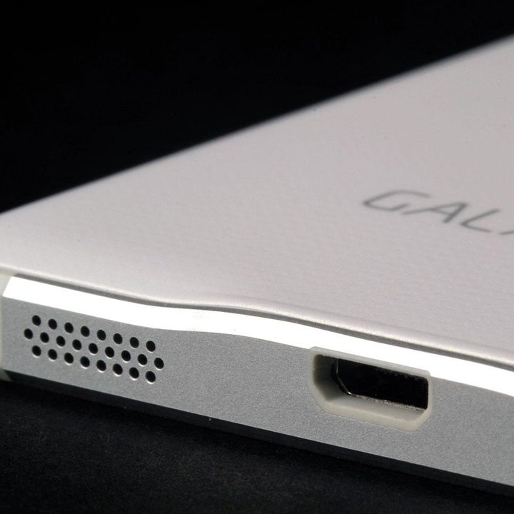 Samsung Galaxy Alpha corner 2