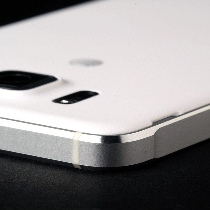 Samsung Galaxy Alpha corner 3