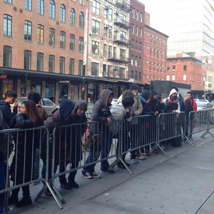apple iphone 6 launch day news store queue 1