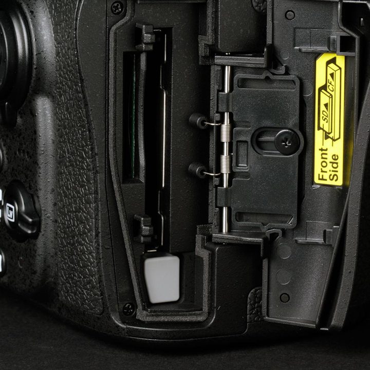 Nikon D810 review card slots