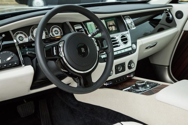 2015-Rolls-Royce-Wraith-drivers
