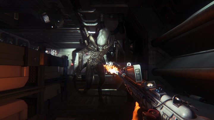 A gun fires at a Xenomorph in Alien Isolation.