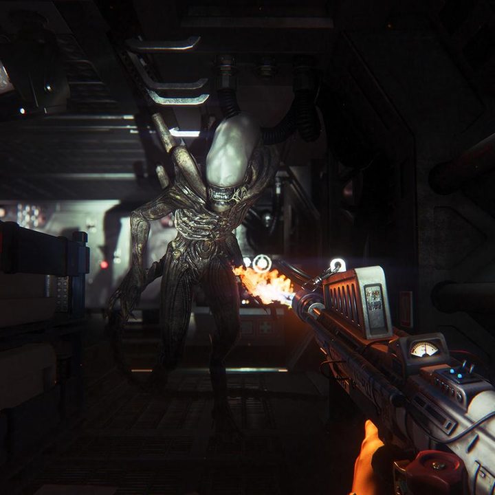 A gun fires at a Xenomorph in Alien Isolation.