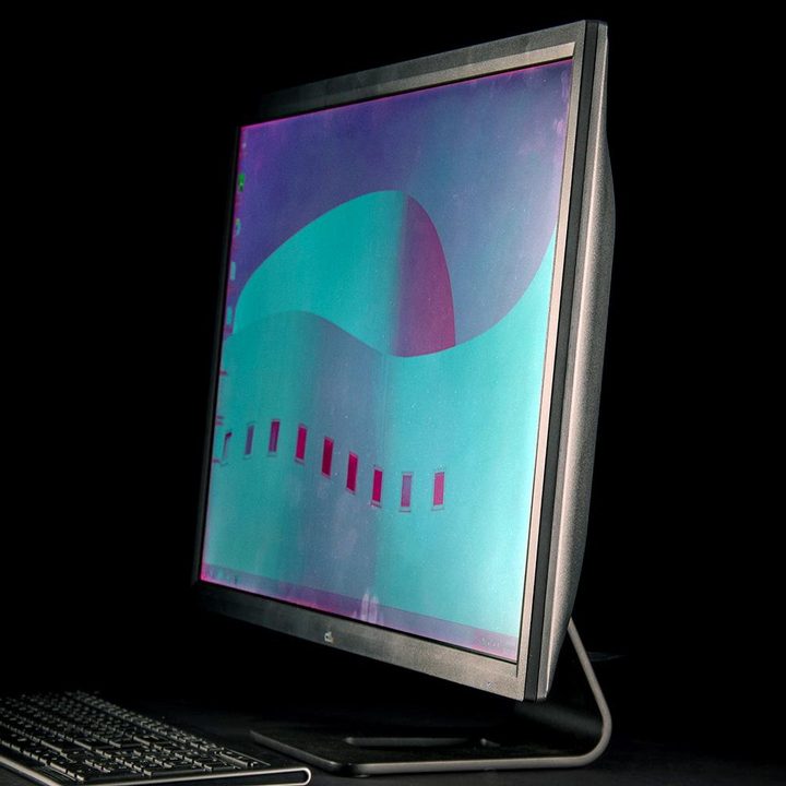 CTL 4K monitor side angle