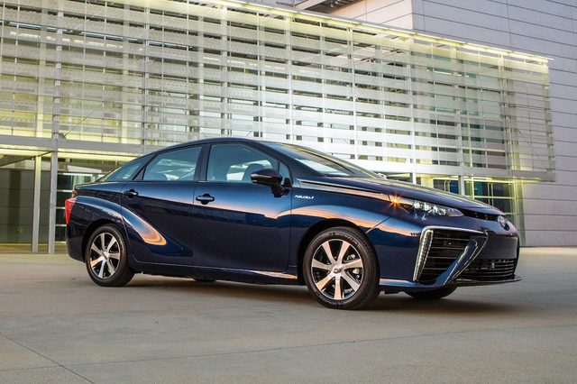 2016-Toyota-Mirai-press-12