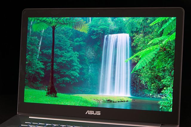 ASUS Zenbook NX500 laptop display1