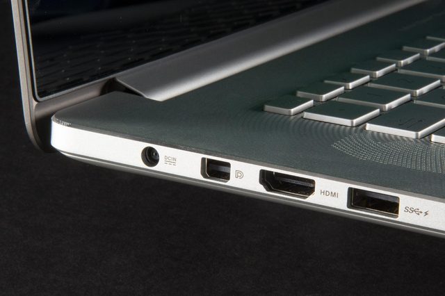 ASUS Zenbook NX500 laptop jacks2
