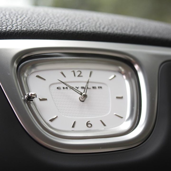 2015 Chrysler 300 clock
