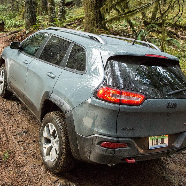 2015 Jeep Cherokee Trailhawk back angle 2