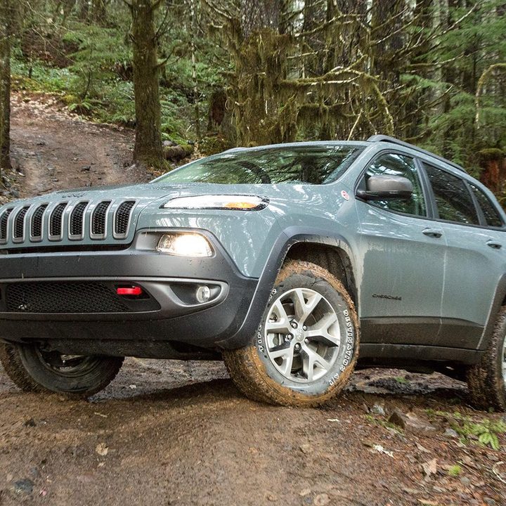 2015 Jeep Cherokee Trailhawk front angle 3