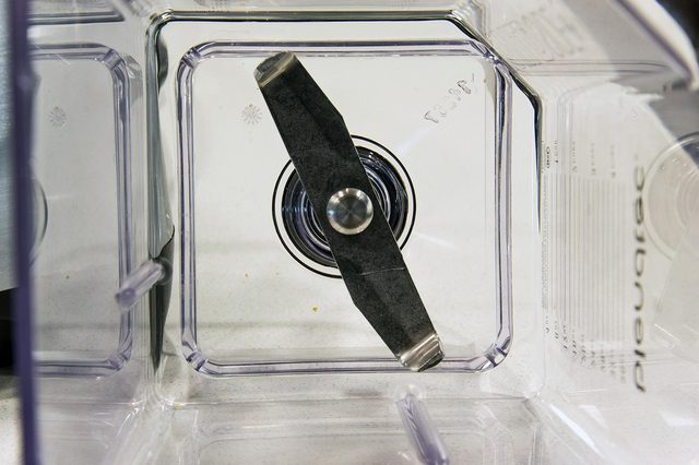 Blendtec-Designer-725-blender-review-blade