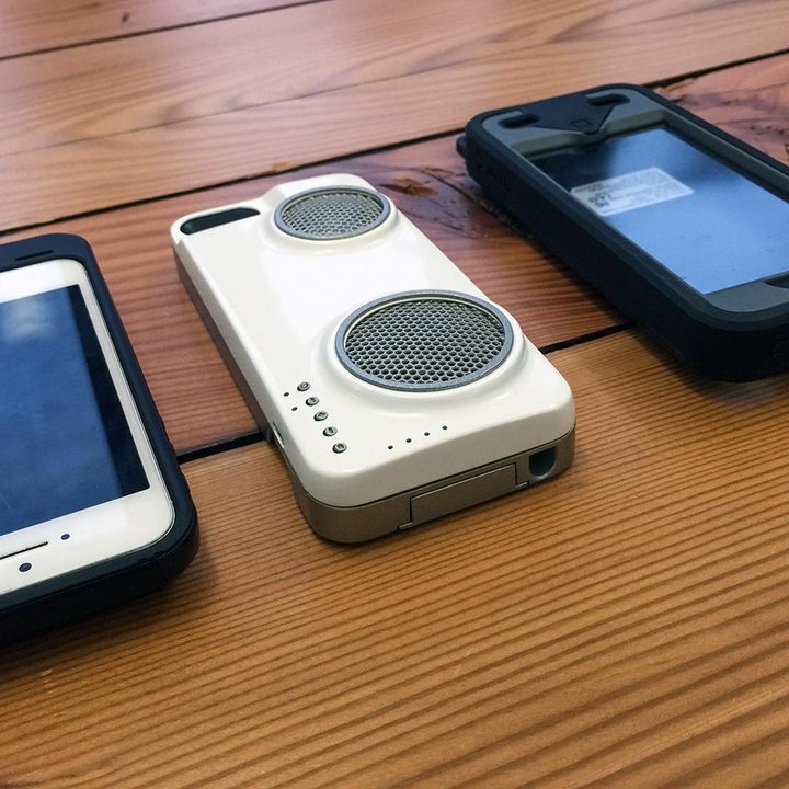 Peri iPhone case with speaker 11