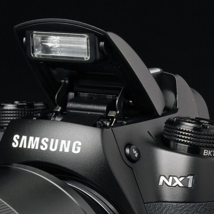 Samsung NX1 flash
