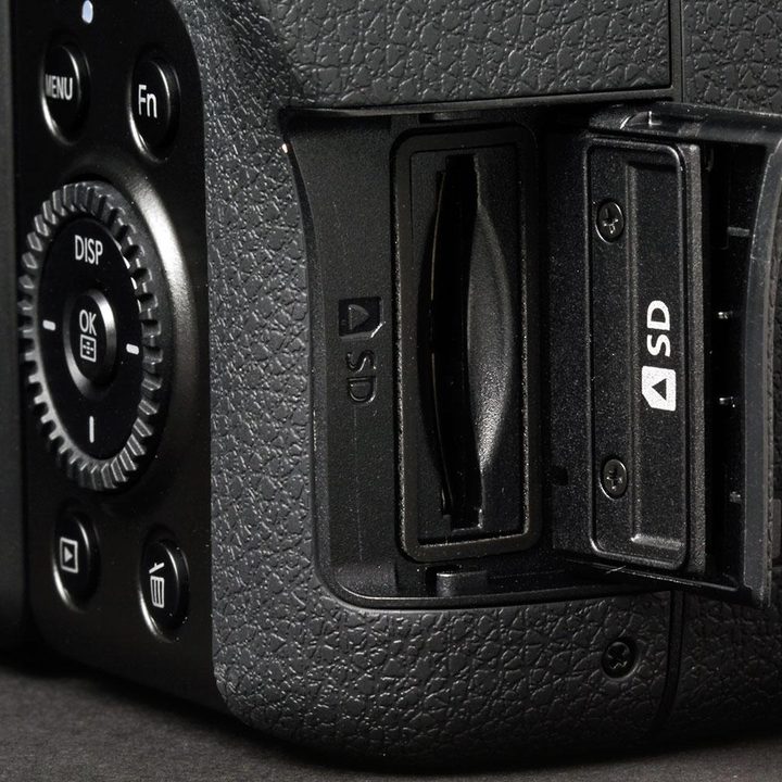 Samsung NX1 SD card slot