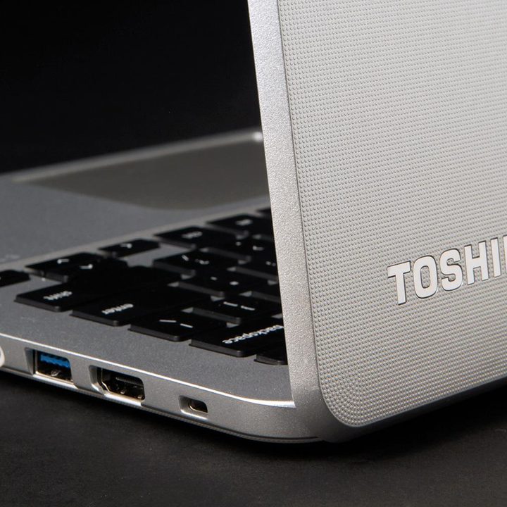 Toshiba Chromebook 2 back corner open