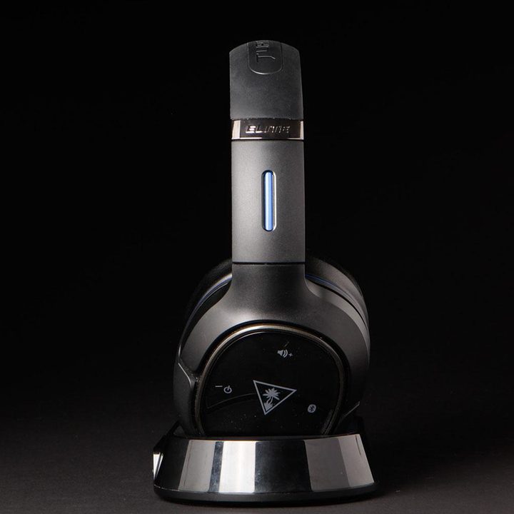 TurtleBeach Elite 800 review in stand right