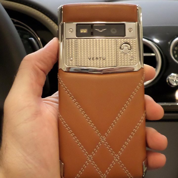 Vertu Signature Touch for Bentley hands on