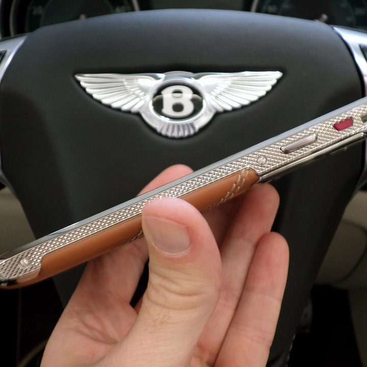 Vertu Signature Touch for Bentley hands on