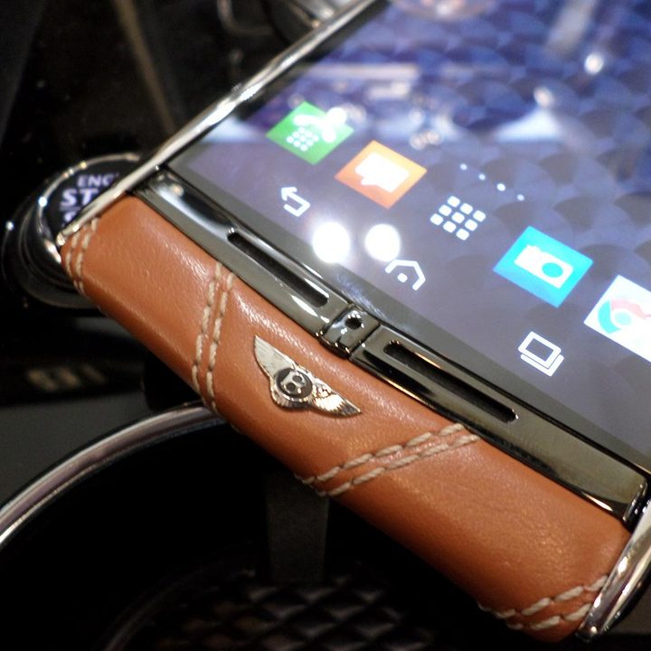 Vertu Signature Touch for Bentley hands on