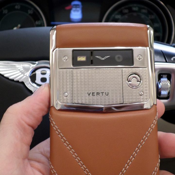 Vertu Signature Touch for Bentley hands on