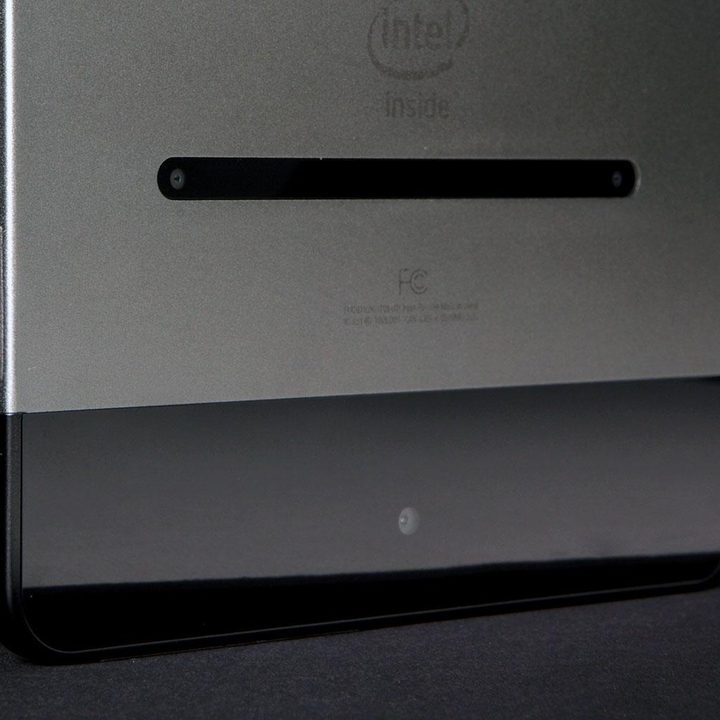 Dell Venue 8 7000 back bottom