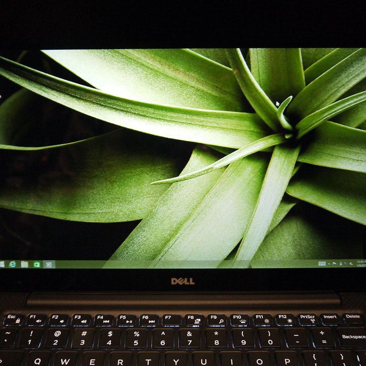 dell xps 13 laptop has a screen with virtually no bezel hands on p1100332