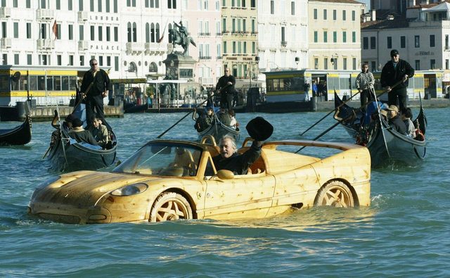 Livio-with-his-wooden-Ferrari-F50-seen-in-Venice-3
