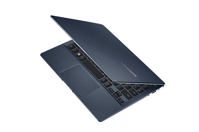 Samsung-ATIV-Book-9_back-half-open