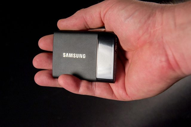 Samsung Portable SSD T1 hand 2
